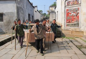 The Villagers helped the ICE and Coal exhibition(photo by Sun Yunfan 2012)